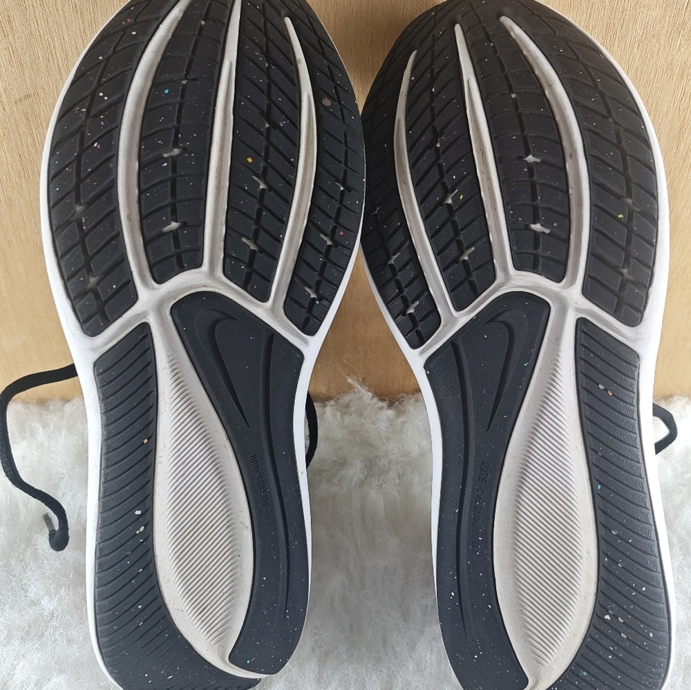 Nike Women's size 6.5 Gray Black and pink Running sneaker - Picture 10 of 10